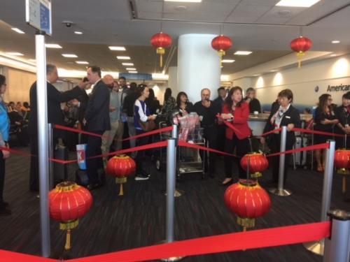 中国侨网登机口周围悬挂着红色灯笼。 (美国《世界日报》/张宏 摄)