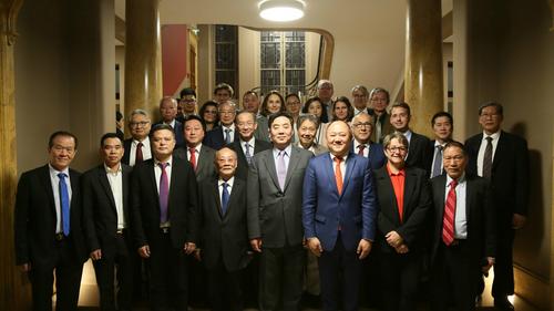 中国侨网出席法国潮州会馆庆祝陈文雄当选法国国民议会议员活动的嘉宾合影。(法国《欧洲时报》/欧文 摄)