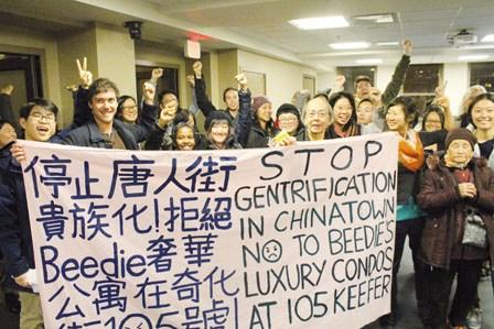中国侨网反对计划的市民高举双手庆祝。(加拿大《明报》/伍皑婷 摄)
