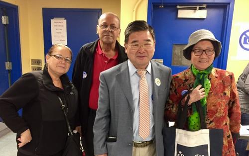 中国侨网顾雅明(右二)在投票站遇到各族裔支持者，恭喜他成功连任。(美国《世界日报》/朱蕾 摄)