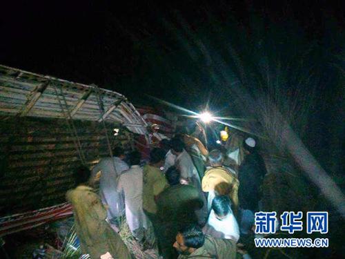 中国侨网这是11月8日在巴基斯坦旁遮普省阿塔克地区拍摄的车祸现场（手机照片）。新华社发
