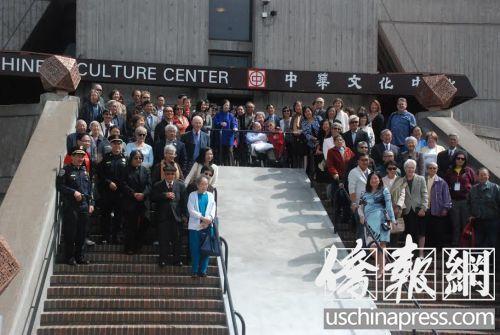 中国侨网资料图,参与蔡流轮社区步行天桥剪彩的仪式的嘉宾和蔡流轮夫妇合影。(美国《侨报》/吴卓明 摄)