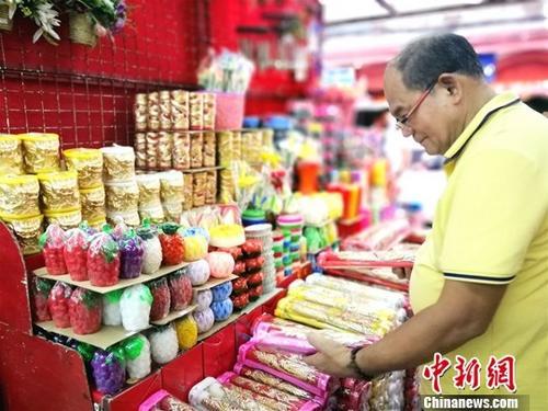 中国侨网菲律宾马尼拉中国城华人超市里的香烛品种丰富。(中新社记者 关向东 摄)
