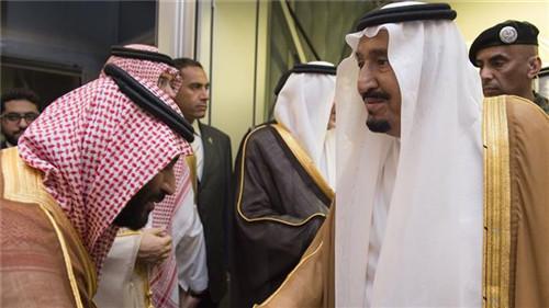 中国侨网沙特皇宫发布的照片显示，2017年8月23日，沙特国王萨勒曼度假回国时，在机场受到王储穆罕默德的欢迎。（资料图）