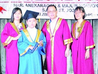 中国侨网吴祝光（左3）在巫协津（左起）和徐立娇陪同下，颁发毕业证书予毕业班代表。（马来西亚光华网）