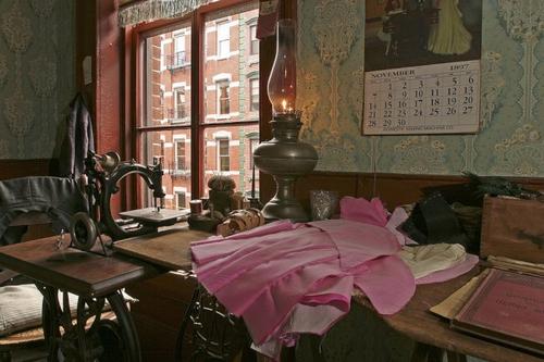 中国侨网黄妈妈曾在类似博物馆复原的这样一个衣厂车间工作。（美国《世界日报》）