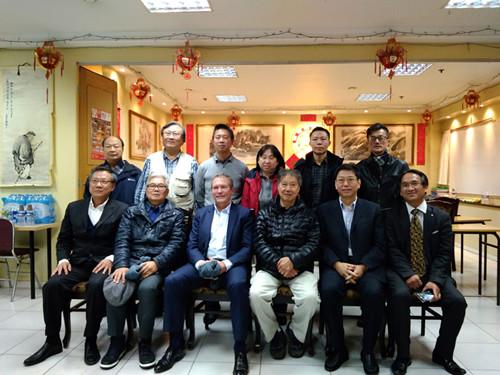 中国侨网座谈会后,伏维尔戈(前排左三)和与会嘉宾合影。(法国《欧洲时报》/黄冠杰 摄)