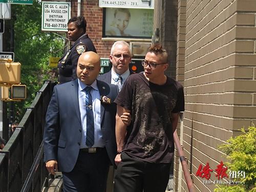 中国侨网当年,威尔逊·赖被警方逮捕后在市警109分局被押出,送往刑事法院控罪。 (纽约《侨报》资料图)