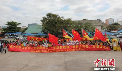 中国侨网11月14日,中国海军和平方舟医院船离开莫桑比克马普托港。华人华侨打出横幅,送别和平方舟医院船。 刘洋 摄