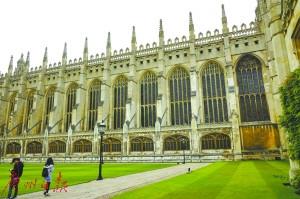 中国侨网赴英读研学制短,但国际学生在当地就业难,因此英国“海归”人数是最多的。图为剑桥大学国王学院。(邹峻 摄)