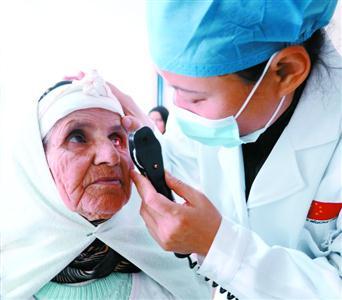 中国侨网援摩医生正在为当地患者进行眼底检查。（资料）