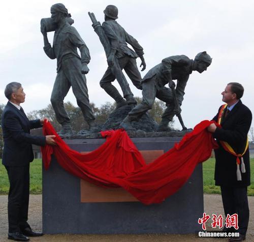 中国侨网当地时间11月15日,一战华工青铜纪念雕像在比利时西部与法国接壤的波普林格市正式落成。1916年至1918年,约14万中国劳工来到波普林格市等一战主战场,在英法等协约国军队从事挖战壕、修工事、救伤员、埋尸体等最艰苦繁重的战地后勤工作,为协约国赢得一战胜利作出巨大贡献。中新社记者 德永健 摄
