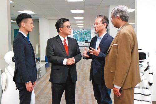 中国侨网Phorena创办人与执行长罗伦斯吕(Lawrence Lu，右二)加州财务长江俊辉(左二)与加州众议员罗达伦(左一)介绍公司。(美国《世界日报》／张毓思 摄)