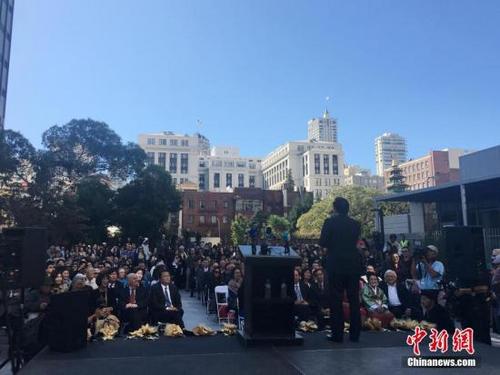 中国侨网当地时间9月22日,美国旧金山市圣玛丽广场,慰安妇雕像揭幕仪式隆重举行,这也是美国主要大城市第一座慰安妇雕像。 中新社记者 刘丹 摄