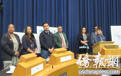 中国侨网洛杉矶县人类关系委员会向大众介绍2016年度仇恨犯罪报告。(侨报记者翁羽摄)