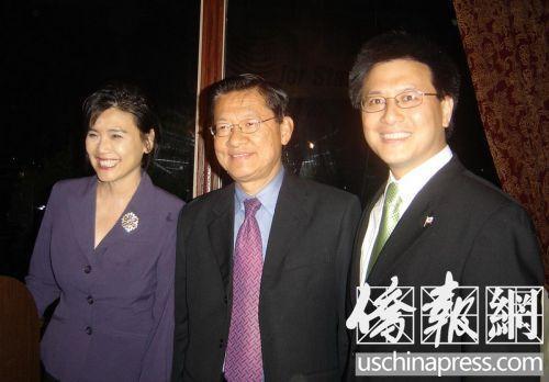 中国侨网赵美心(左)支持丈夫伍国庆竞选加州第22选区参议员。(美国《侨报》/高睿 摄)