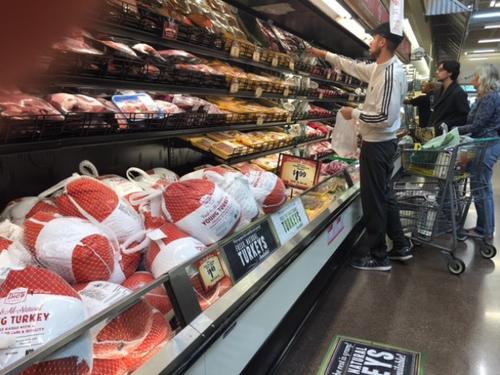 中国侨网今年南加州地区火鸡价格稍微上扬，但货丰量足。（美国《世界日报》/杨青 摄）