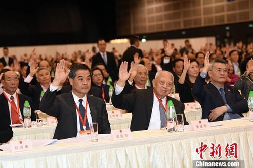 中国侨网11月22日,香港特别行政区第十三届全国人大代表选举会议第一次全体会议当日在香港举行,选举会议成员1462人出席会议。图为全国政协副主席董建华(前排中)、梁振英(前排左)出席会议。中新社记者 谭达明 摄