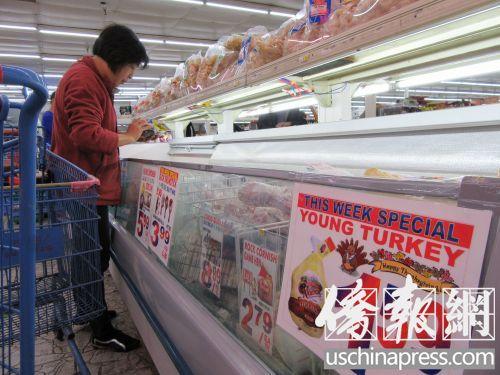 中国侨网洛杉矶华人超市中出售感恩节应节火鸡。（美国《侨报》/翁羽 摄）