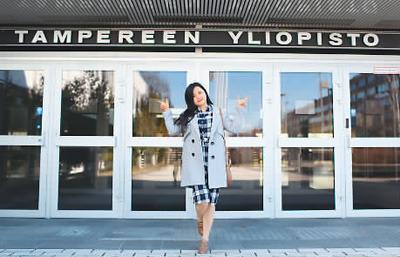 中国侨网图为付灵锐在芬兰坦佩雷大学前。在芬兰的留学生活让她体验到与中国全然不同的气候与文化。