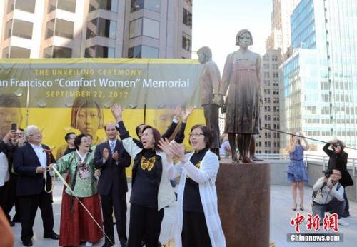 中国侨网资料图：当地时间9月22日，美国旧金山市圣玛丽广场，慰安妇雕像揭幕仪式隆重举行，这也是美国主要大城市第一座慰安妇雕像。 中新社记者 刘丹 摄