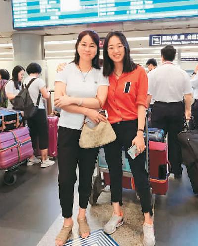 中国侨网穆赛（右一）与母亲在机场依依惜别。临行前父母还在嘱咐她：“在国外一定要保护好自己。安全最重要！”