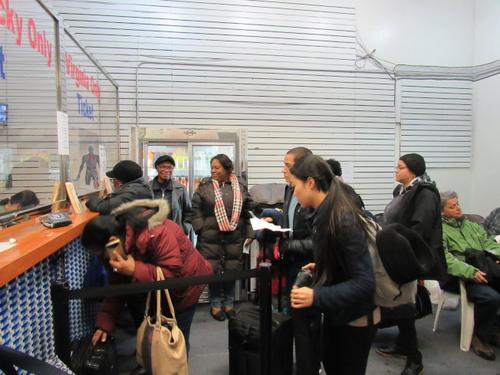 中国侨网许多没有预先订位的乘客只能在巴士站等待空位候补。(美国《世界日报》/颜嘉莹 摄)