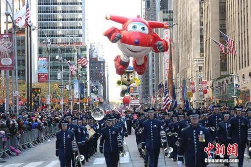 中国侨网资料图：纽约感恩节游行。中新社记者 廖攀 摄
