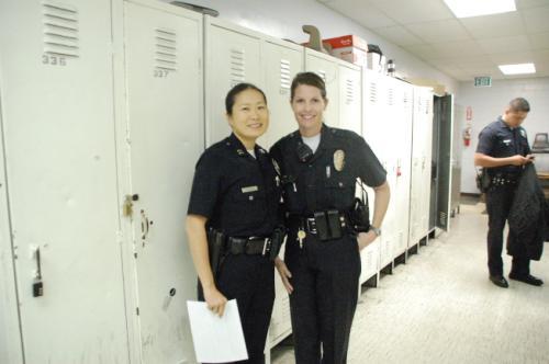 中国侨网洛杉矶市警局华裔队长陈锦雯(Jennifer Thomas,左)。(美国《世界日报》/高梓原 摄)