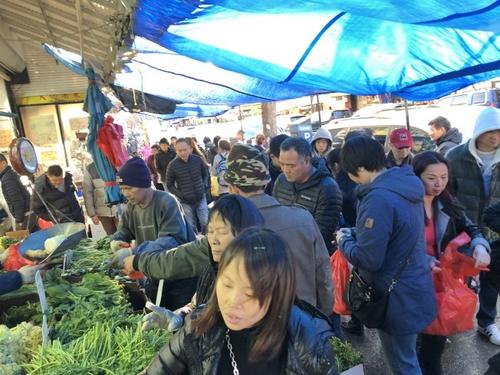 中国侨网感恩节前一天,出门买菜的民众已经人山人海。(美国《世界日报》/黄伊奕 摄)