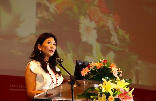 中国侨网翟美卿女士在卡内基慈善奖颁奖典礼上发表演讲