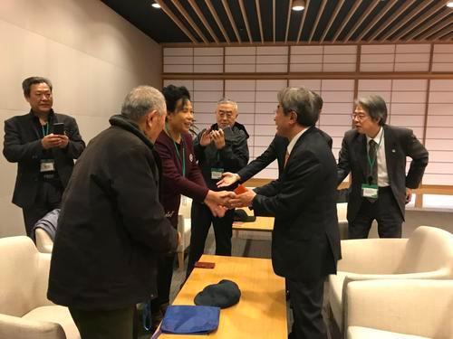 中国侨网27日,中国受害劳工及其遗属代表,在日本国会议员会馆内参加关于谋求劳工问题全面解决的新闻发布会。会前,日本立宪民主党副党首近藤昭一会见两位受害者代表,表达歉意。(中国民间对日索赔联合会供图)