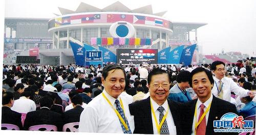 中国侨网2004年11月，杨国璋（中）带队到南宁参加首届中国-东盟博览会。