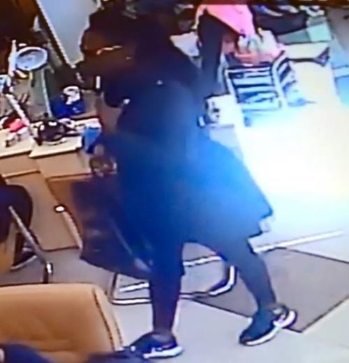 中国侨网非洲裔女子盗窃华人美甲店员工钱包,被警通缉。(美国《世界日报》)