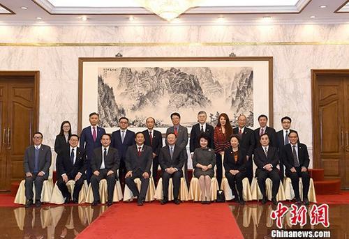 中国侨网12月4日,中共中央政治局委员、国务委员杨洁篪在北京会见美国百人会访问团一行,中国国务院侨办主任裘援平、副主任谭天星陪同会见。 中新社记者 张勤 摄