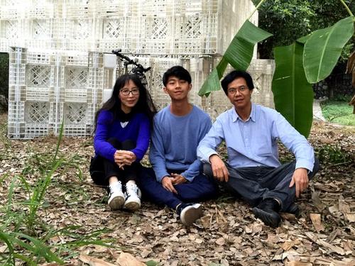 中国侨网张逸晖(中)感谢父母对他创业的理解与支持。