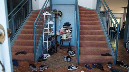 中国侨网中介出租的一栋独立屋的前庭里，堆满了租客的鞋子。（澳洲新快网援引《悉尼先驱晨报》图片）