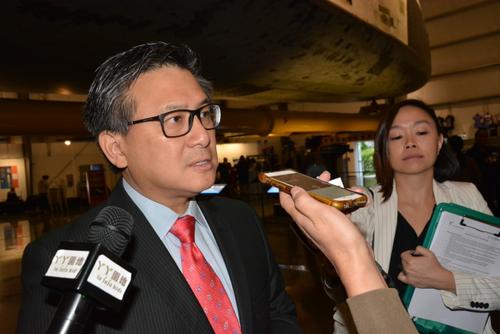 中国侨网加州财务长江俊辉表示,政府正在拨款救灾重建家园。(美国《世界日报》/丁曙 摄)