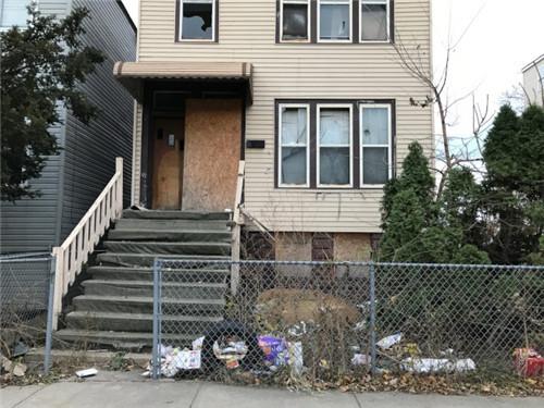 中国侨网芝加哥市规定,空屋必须以木板钉住门窗,一方面避免不明人士闯入,一方面也可维持小区安全。(美国《世界日报》资料图)