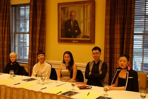 中国侨网Lyn Slater(左一)、王丹妮(左三)、赛娜(右一)等分享各自经历。(美国《世界日报》/金春香 摄)