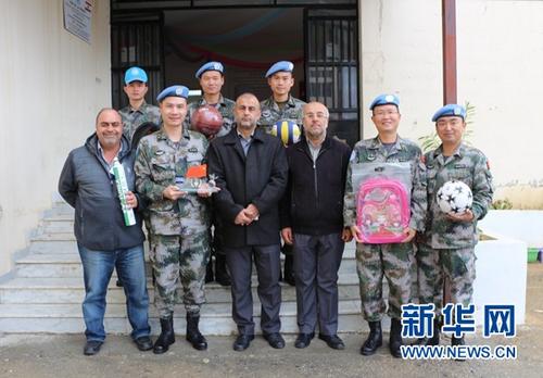 中国侨网7日,在位于黎巴嫩南部提尔市的玛加迪小学,中国维和官兵向学校赠送学习用品和文娱器材。新华网发