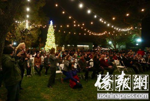 中国侨网人口小市工业市6日晚举行了圣诞树点亮仪式。(美国《侨报》/邱晨 摄)
