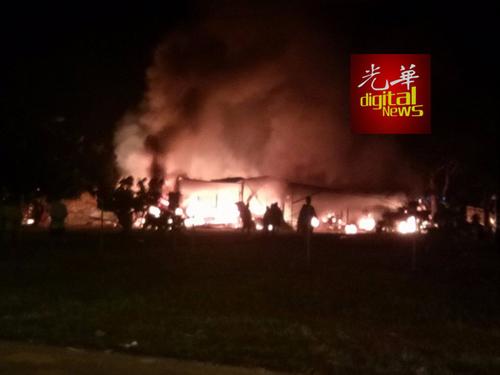 中国侨网现场熊熊大火。(马来西亚《光华日报》援引脸书“Tanjun Sepat美丽的丹绒士拔”)