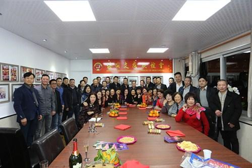 中国侨网庆祝新址启用的协会成员在办公室合影。（法国《欧洲时报》/黄冠杰 摄）