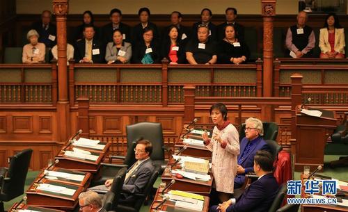 中国侨网10月26日，在加拿大多伦多，安大略省议会议员黄素梅（下右三）在辩论中发言。（新华社发 邹峥 摄）