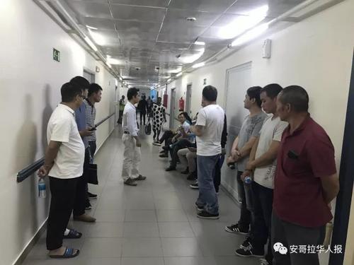 中国侨网众多华人等待献血。(《安哥拉华人报》微信公众号)