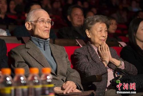 中国侨网资料图:诗人余光中和夫人范我存。中新社发 骆云飞 摄