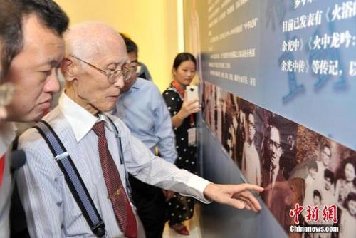 中国侨网图为2015年11月8日,余光中与来宾一同参观文学馆。当日,余光中文学馆在福建永春举行开馆仪式。余光中1948年随父母迁香港,次年赴台。他驰骋文坛已逾半个世纪,其人其诗已成为海峡情缘的文化意象,他的诗歌《乡愁》多年来在全球华人中引发强烈共鸣。 中新社记者 吕明 摄(资料图)