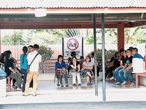 中国侨网3名死者的家属齐聚加影医院太平间的等候亭，现场一片愁云惨雾。（马来西亚《中国报》）