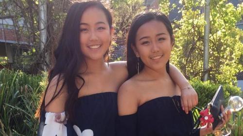 中国侨网17岁华裔双胞胎姐妹安娜·杨（左）和尼娜·杨（右）。（澳洲新快网援引《悉尼先驱晨报》图片）